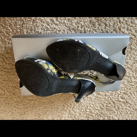 Hardly worn high heels.   Excellent condition. - Picture 5 of 5